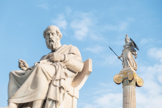 Foto estátua de platão e atena coluna da academia de atenas grécia foco seletivo foco na deusa