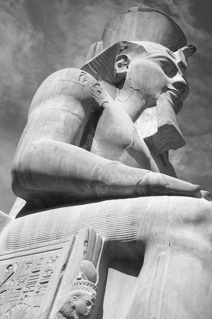 Foto estátua de ramsés ii no templo de luxor