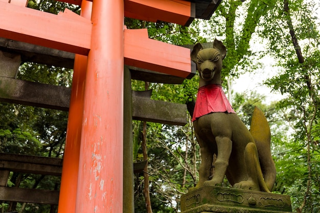 estátua de raposa