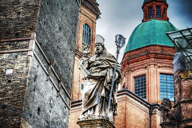 Estátua de San Petronio em Porta Ravegnana em Bolonha Itália