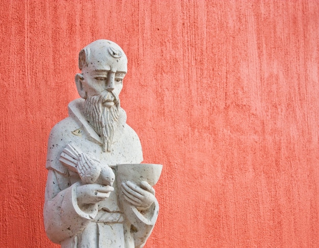 Estátua de são francisco na entrada de uma igreja mexicana