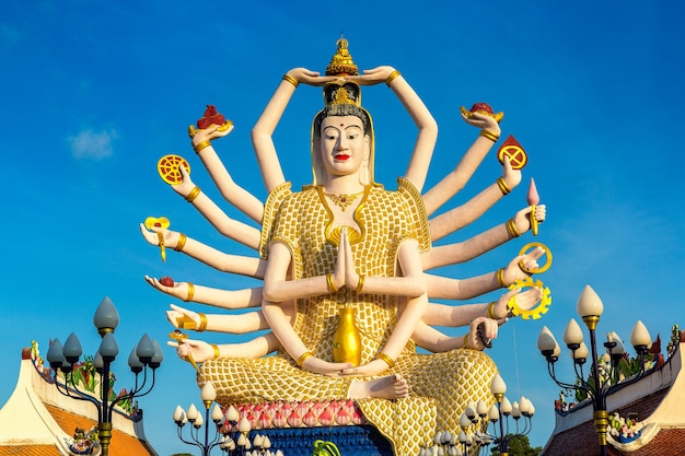 Estátua de Shiva no templo Wat Plai Laem, Samui, Tailândia