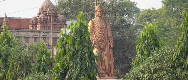 Foto estátua de swami vivekananda em varanasi