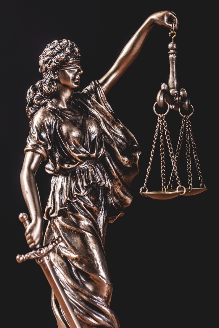 Estátua de Themis segurando uma balança