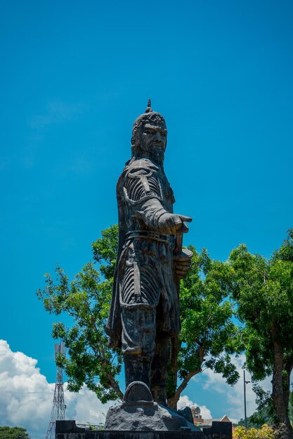 Estátua de Tran Hung Dao na cidade de Vung Tau no Vietnã Monumento do líder militar no céu azul backgr