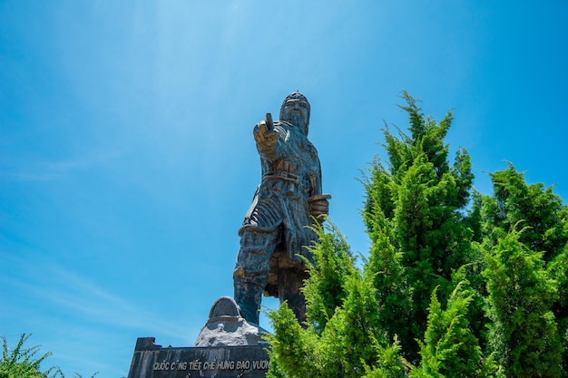 Estátua de Tran Hung Dao na cidade de Vung Tau no Vietnã Monumento do líder militar no céu azul