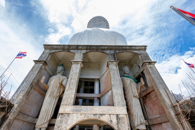 Estátua de trás branco grande Buda famoso