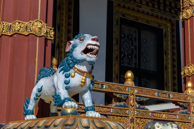 Estátua, de, um, cão, em, um, templo budista