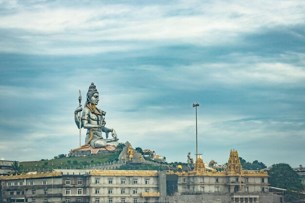 Estátua de um edifício histórico contra um céu nublado