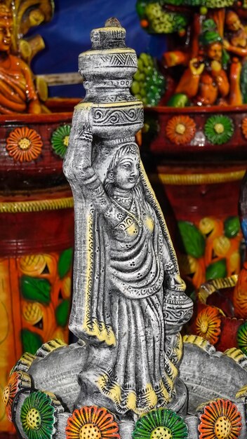 Estátua de uma mulher em roupas indianas