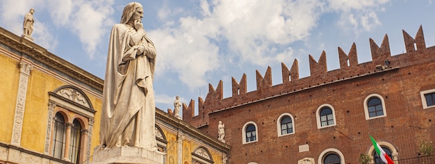 Estátua de Verona Dante, imagem de banner com espaço de cópia