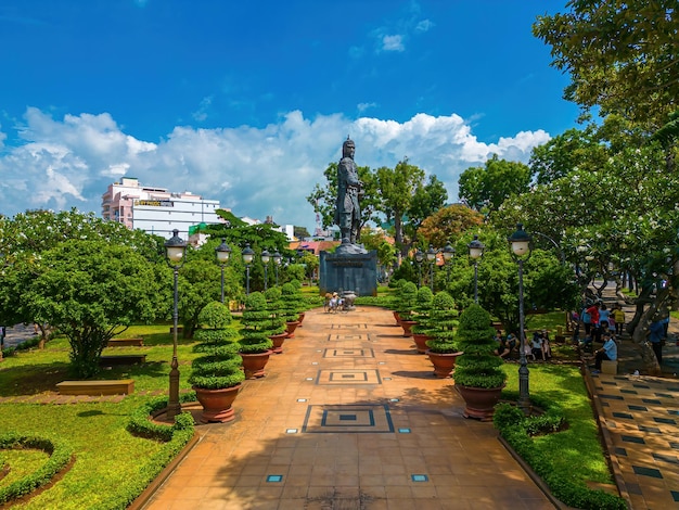 Estátua de VUNG TAU 2 de julho de 2022 Tran Hung Dao na cidade de Vung Tau no Vietnã Monumento do líder militar no fundo do céu azul