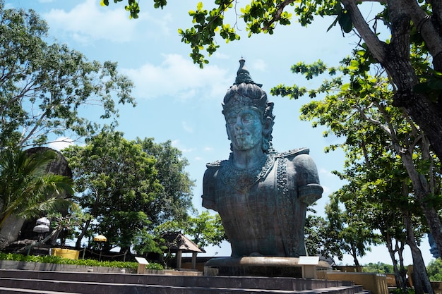 Estátua de wisnu no parque cultural garuda wisnu kencana gwk em bali, indonésia