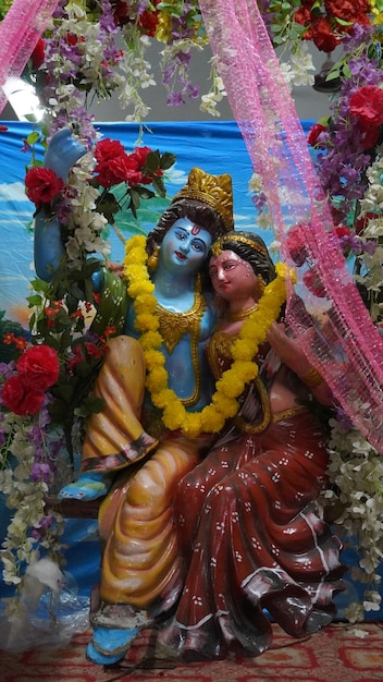 Estátua decorada de radhakrishna no templo