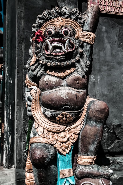 Estatua decorada del dios hindú tradicional Bali Indonesia