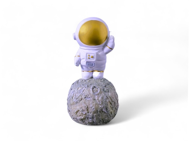 Estátua decorativa em miniatura de um astronauta na lua sobre um fundo branco