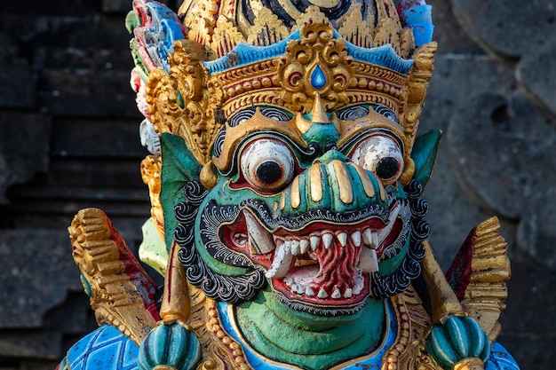 Estatua del demonio balinés tradicional en el templo de la calle. Isla de Bali, Indonesia. De cerca