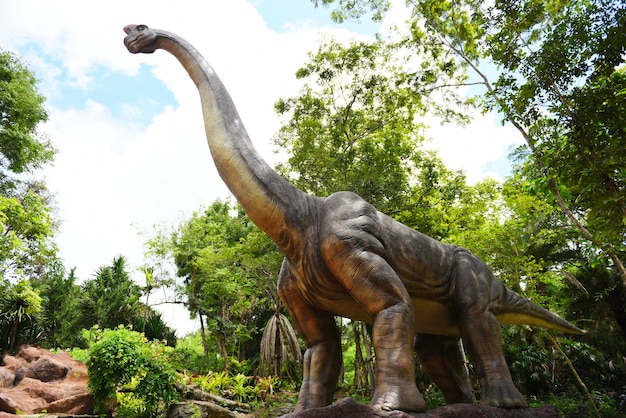 Estatua de dinosaurio en el parque forestal, Diplodocus, Mamenchisaurus