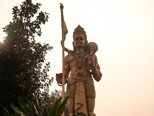 Estatua de dios hanuman en el cielo estatua de dios hindú