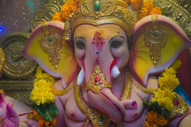 estatua del dios indio Ganesha en el templo en primer plano