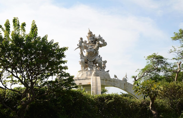 Estatua de Dios peleando con monos en Pura Luhur Uluwatu