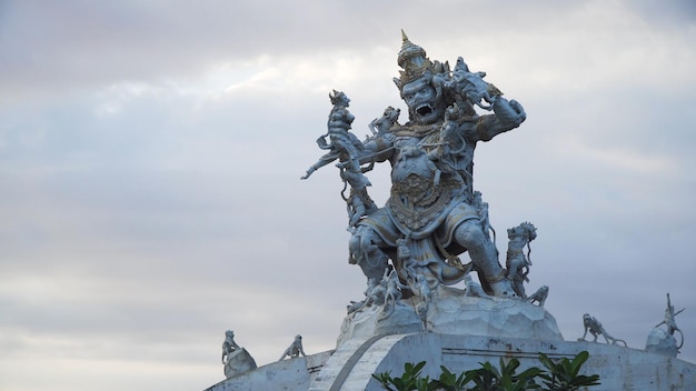 Estatua de dios en el templo pura uluwatu bali indonesia