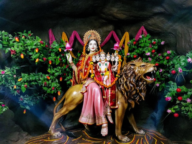 Foto estatua de la diosa india skandmata en el templo de mata vaishno devi