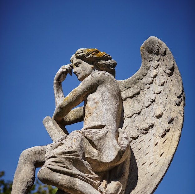 Estátua do anjo da guarda à luz do sol como um símbolo de força, verdade e fé