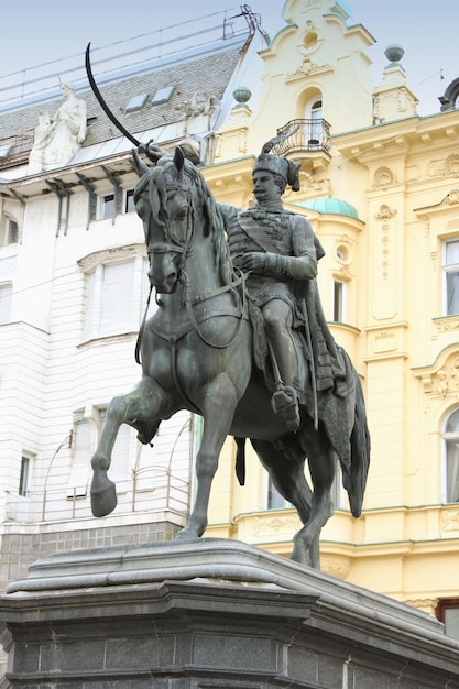 Estátua do conde Josip Jelacic na praça principal de Zagreb Croácia