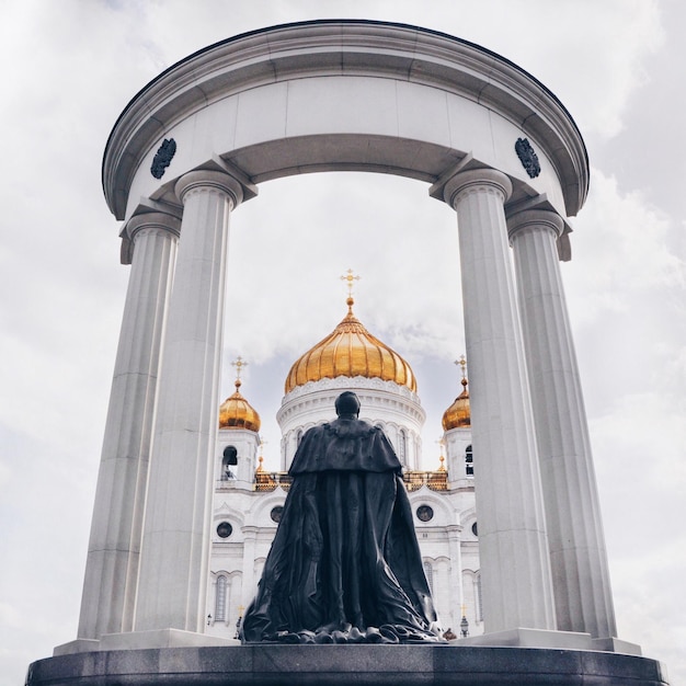 Estatua do czar Alexandre II contra o templo de Cristo Salvador