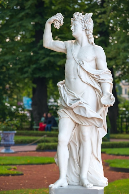 Foto estátua do deus grego baco no jardim de verão em são petersburgo rússia