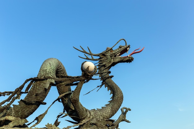 Estátua do dragão com céu azul claro