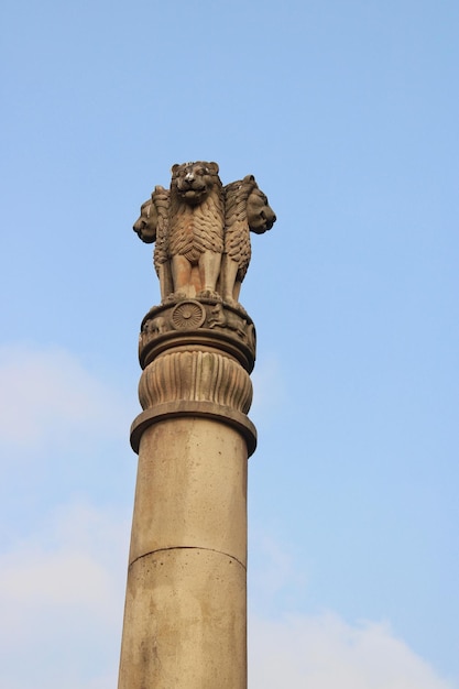 Estátua do emblema nacional da Índia representando a Capital do Leão da Ashoka