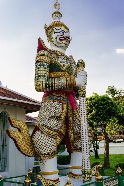 Foto estátua do gigante em wat arun. wat arun ou templo do amanhecer é um de um famoso templo budista em bangkok, tailândia