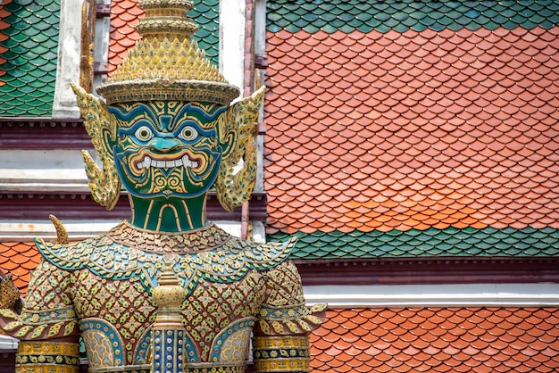 Estátua do guardião gigante em Wat Phra Kaew Grand Palace Banguecoque Tailândia
