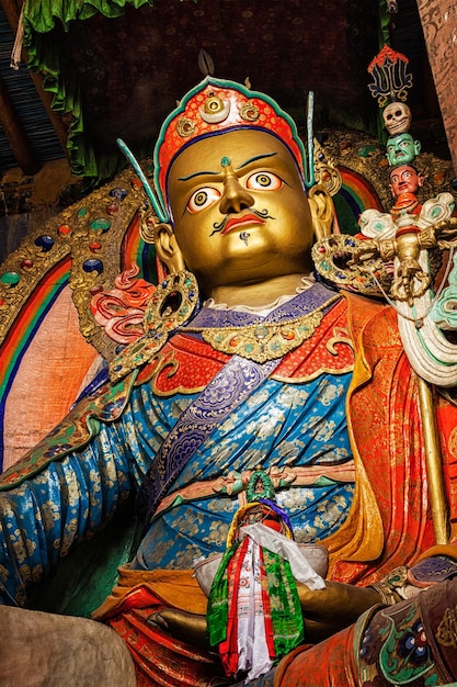 Estátua do Guru Padmasambhava em Hemis gompa Ladakh Índia