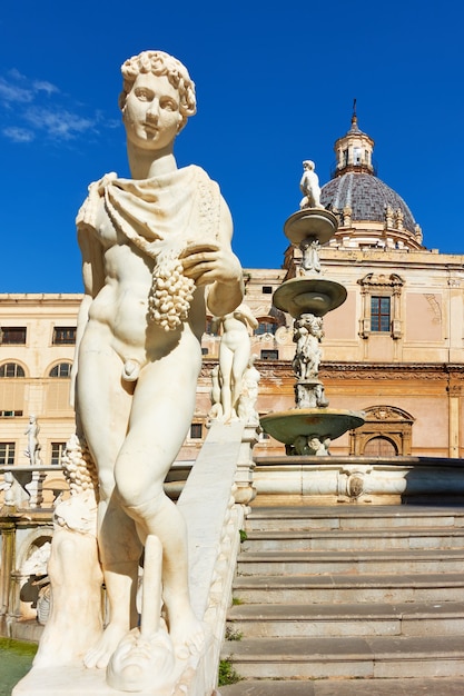 Estátua do homem na Fonte Pretoriana por Francesco Camilliani (Fonte da Vergonha, 1574) em Palermo, Sicília, Itália