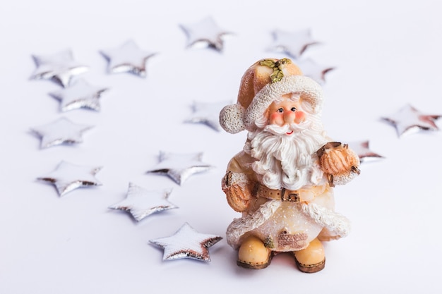 Estátua do Papai Noel com estrelas prateadas isoladas