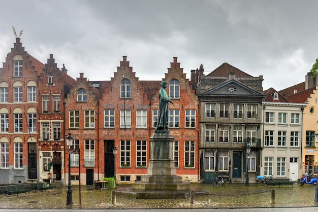 Foto estátua do pintor flamengo jan van eyck em bruges, bélgica