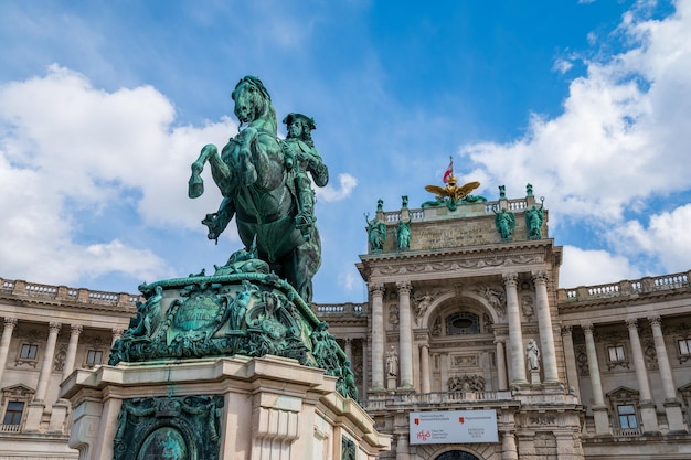 Foto estátua do príncipe eugene com o museu papyrus viena ao fundo viena áustria