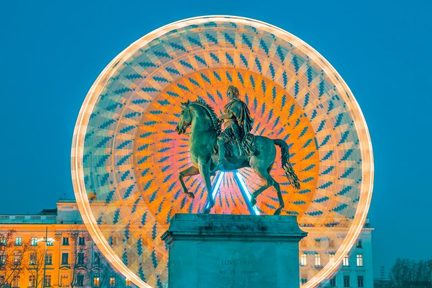 Estátua do Rei Luís XIV na Place Bellecour à noite, Lyon, França