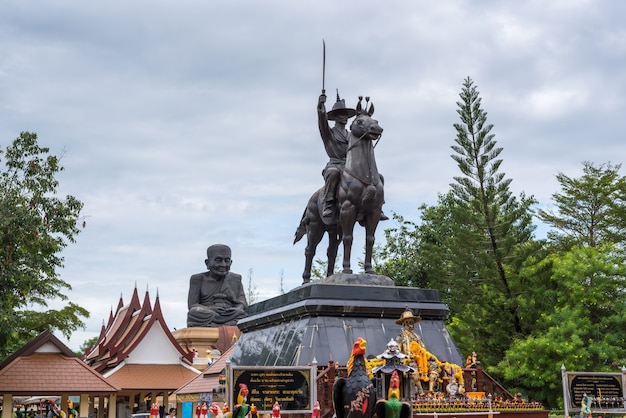 Estátua do rei taksin no wat huay mongkol hua hin