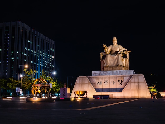 Foto estátua do sejong, o grande, na praça gwanghwamun