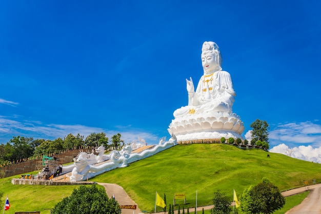 Estátua do templo de Wat Huay Pla Kung de Guan Yin em Chiang Rai Thailand.