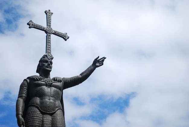 Foto estatua de don pelayo en el santuario de covadonga asturias