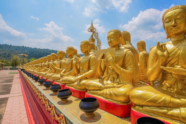 Estatua dorada de Buda entre 1,250 estatuas pequeñas de Buda.