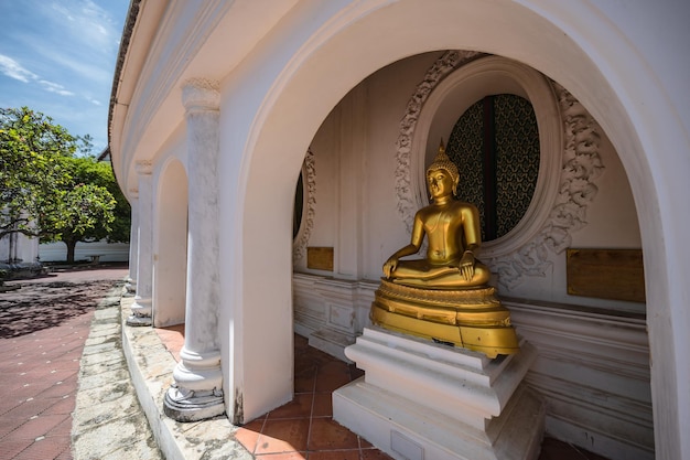 Estatua dorada de Buda en Phra Pathommachedi