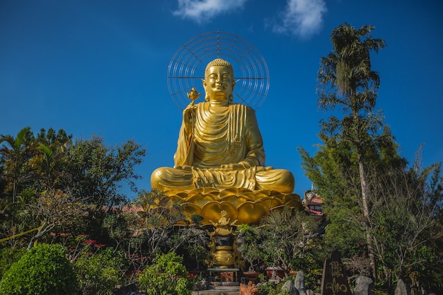 Estatua dorada de Buda en Vietnam