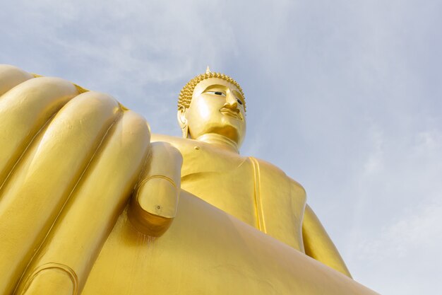 Estatua dorada de Buda en Wat Bangchak en Nonthaburi, Tailandia