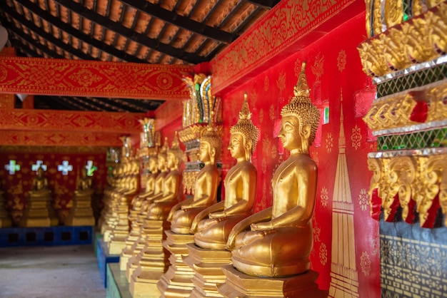 Estatua dorada buddah en los templos de Wat Wang Kham en Khao Wong